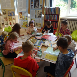 Dzieci oglądają książeczki