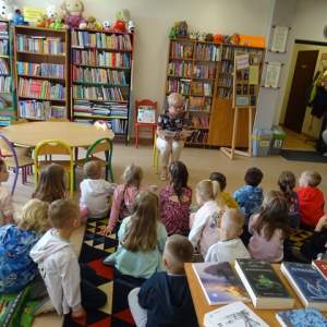 Bibliotekarka czyta dzieciom opowiadanie
