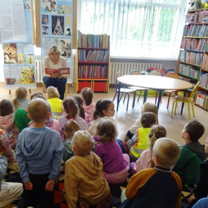 Bibliotekarka czyta przedszkolakom