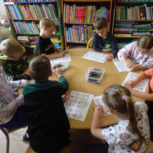 Dzieci kolorują