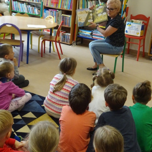 Bibliotekarka pokazuje ilustracje w książce