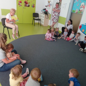 Bibliotekarka czyta opowiadanie