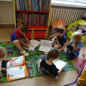 "Małpki" oglądają książeczki 