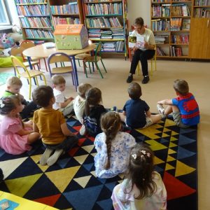 Dzieci słuchają opowiadania