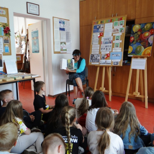 pani Tunia pokazuje uczniom ilustracje z książki