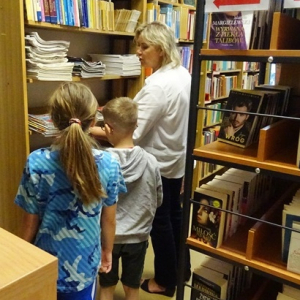 Chłopcy oglądają bibliotekę