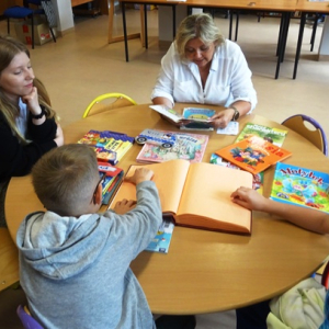 Bibliotekarka czyta opowiadanie