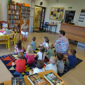 Bibliotekarka czyta przedszkolakom bajkę