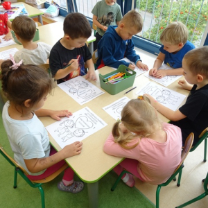 Przedszkolaki kolorują obrazki