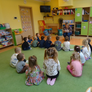 Przedszkolaki słuchają opowiadania