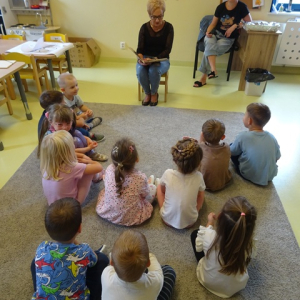 Bibliotekarka czyta przedszkolakom bajkę