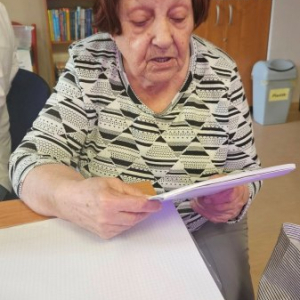 Pani Stanisława czyta swoją pracę