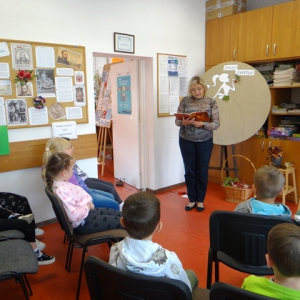 Bibliotekarka czyta opowiadanie