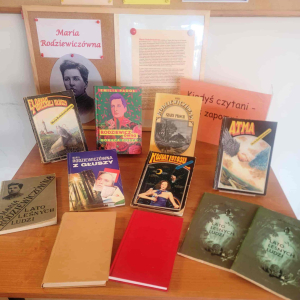 Wystawa książek w bibliotece w Przecławiu