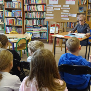 Bibliotekarka czyta uczniom legendę