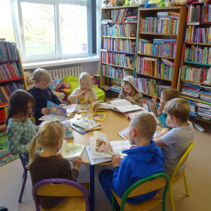 Dzieci oglądają książki