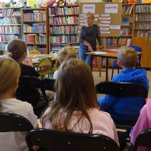 Bibliotekarka opowiada uczniom io baśniach i legendach