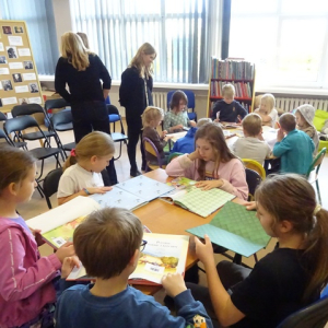 Uczniowie oglądają książki