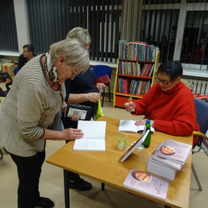 Pani Danuta składa autograf w książce