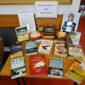 Wystawa książek Nory Roberts w bibliotece w Kołbaskowie