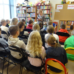 Pani Beata rozmawia z uczniami o baśniach i legendach