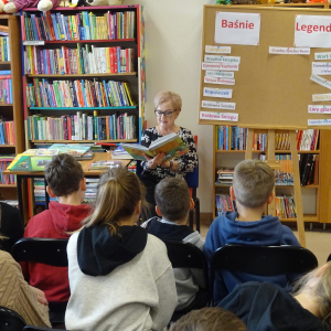 Bibliotekarka czyta legendę