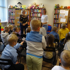 Dzieci i nauczycielka dziękują z lekcję.