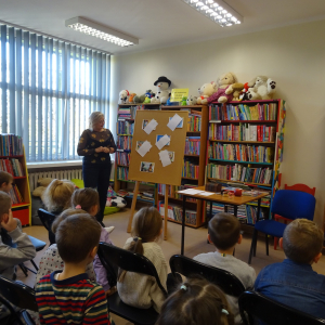 Przedszkolaki oglądają przysłonięte ilustracje z bajek