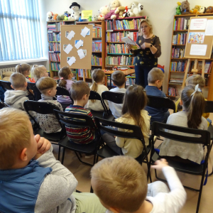 Bibliotekarka opowiada dzieciom o bohaterach bajek