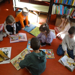 Dzieci oglądają książeczki