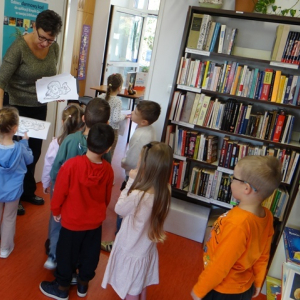 Przedszkolaki otrzymują kolorowanki