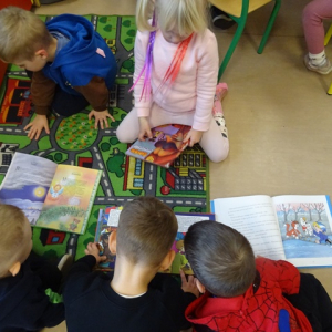 Przedszkolaki oglądają książeczki