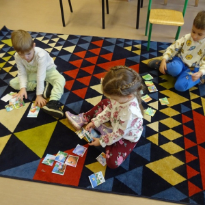 "Żyrafy" układają obrazek z bajki