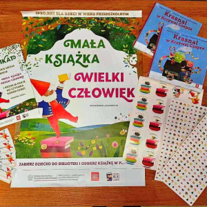 Plakat, ksiażki zakładki i naklejki z programu "Mała Ksiązka Wielki Człowiek"