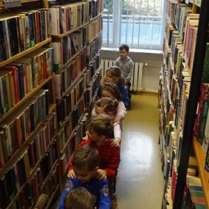 Dzieci zwiedzają bibliotekę 