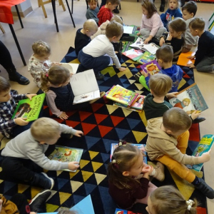 Przedszkolaki oglądają książki
