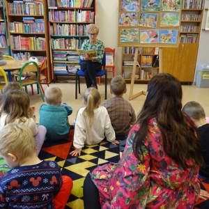 Bibliotekarka czyta bajkę