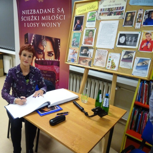 Tanya Valko wpisuje się do Księgi Pamiątkowej