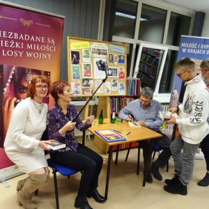 Autory podpisują książki i robią pamiątkowe zdjęcia z czytelnikami