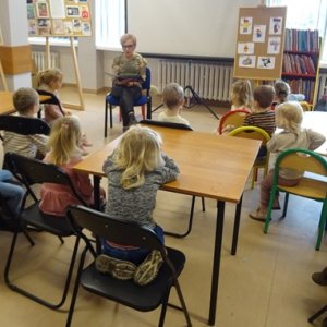 Dzieci słuchają opowiadania