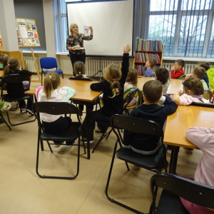 Bibliotekarka pokazuje dzieciom misie z bajek 