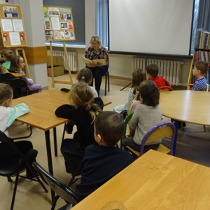 Przedszkolaki słuchają bajki o misiu