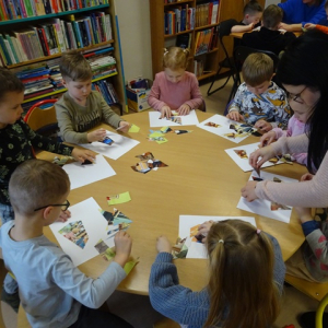 Przedszkolaki układają puzzle o misiach