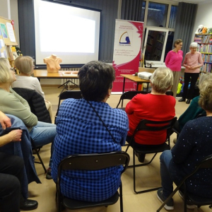 Panie ze Stowarzyszenia Polickie Amazonki na spotkaniu w bibliotece w Przecławiu
