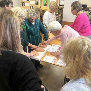 Szukanie guzków na trenażerach do nauki samobadania piersi przez dotyk