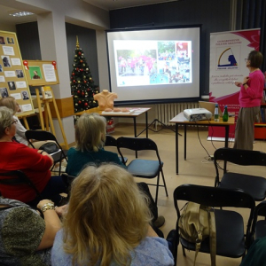 Slajdy o profilaktyce wyświetlane w bibliotece w Przecławiu