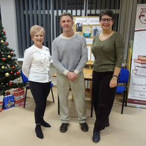 Pamiątkowe zdjęcie Leszka Hermana i bibliotekarek