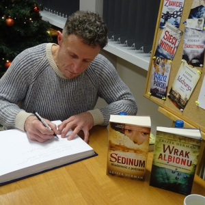 Leszek Herman wpisuje się do Księgi Pamiątkowej