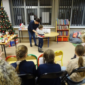 Chłopiec otrzymuje nagrodę