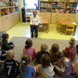 Przedszkolaki słuchają opowiadania